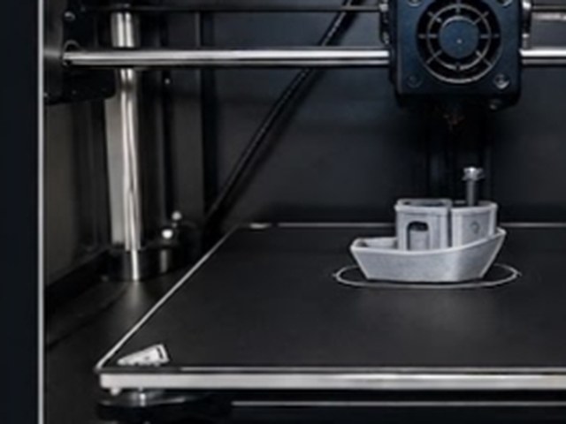 Webcam frame showing a printer bed, with a dashed square marking the centre region that is kept